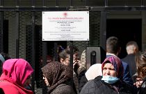 Türk vatandaşları, Paris'teki Türk konsolosluğunun önünde oy kullanmak için kuyruğa giriyor
