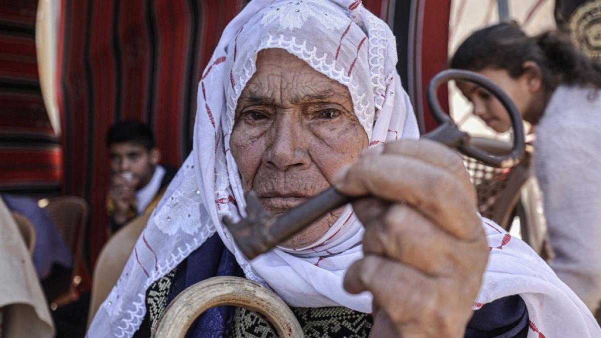 مسنّة فلسطينية تحمل مفتاح منزلها الذي تركته عند النكبة