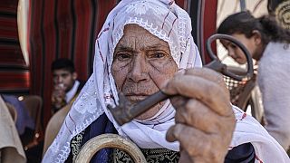مسنّة فلسطينية تحمل مفتاح منزلها الذي تركته عند النكبة