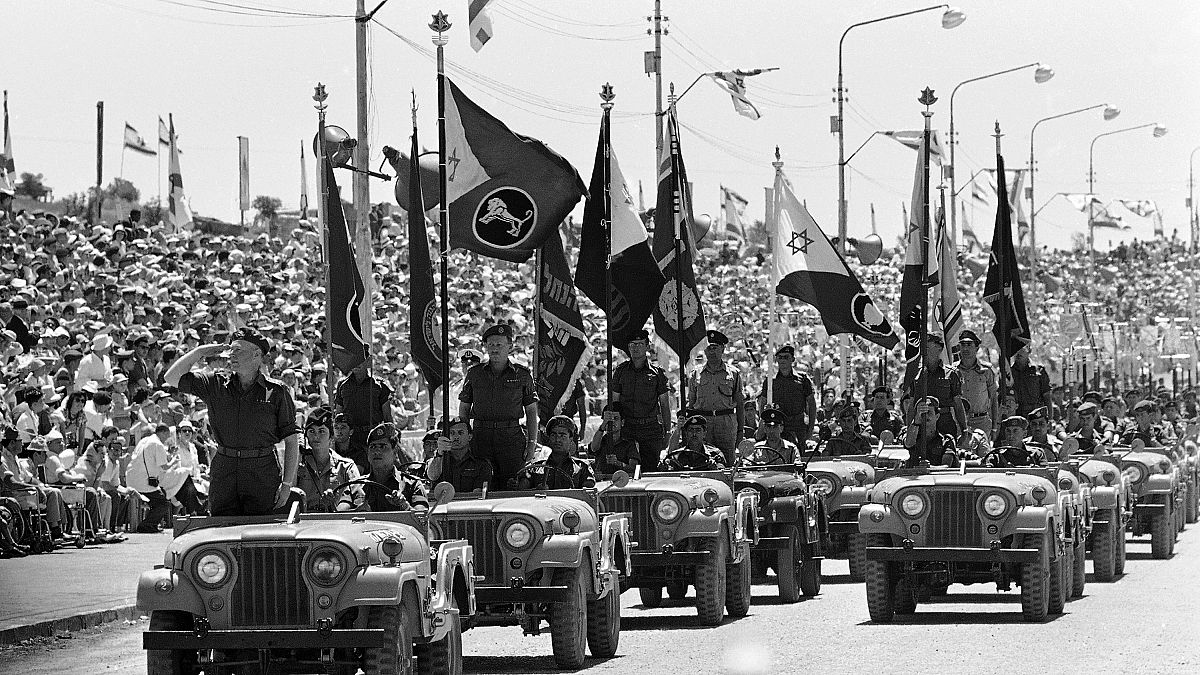 وحدات عسكرية إسرائيلية تحتفل بيوم الاستقلال عام 1961 [أرشيف]