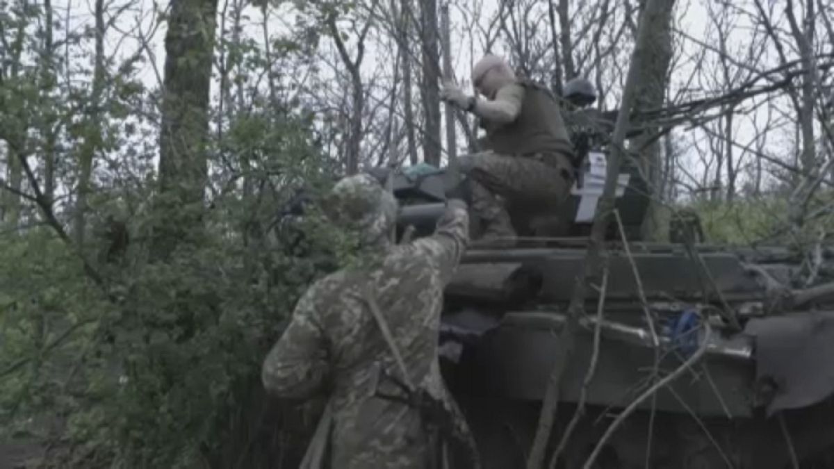 Ukrán tank és katonák Bahmut környékén, az erdőben.