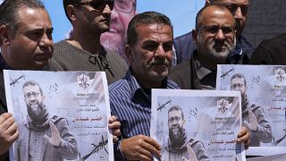 فلسطينيون في غزة يحملون صورة الأسير خضر عدنان المتوفي في السجون الإسرئيلية بعد خوضه إضراب جوع. 2023/05/02