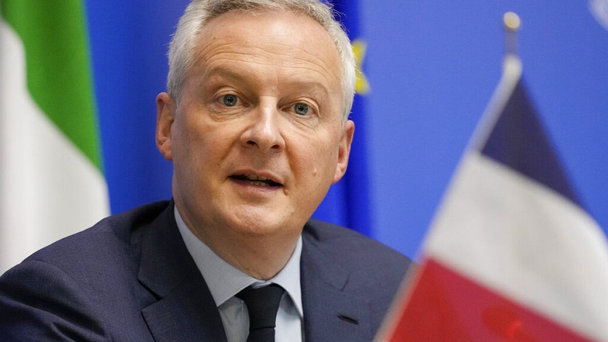 Fransa Ekonomi Bakanı Bruno Le Maire'in 'müstehcen' romanı tartışma konusu oldu