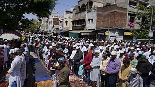 مسلمون يقيمون الصلاة في أول جمعة من شهر رمضان في أحمد آباد، الهند، 24 مارس 2023.