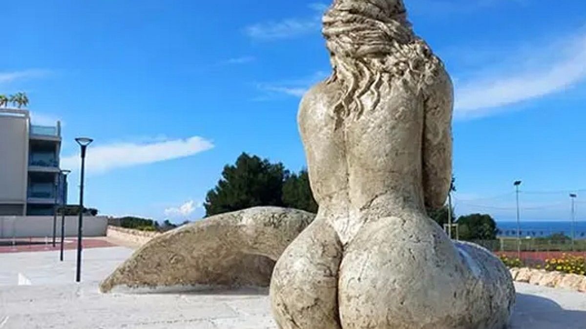 A polémica escultura "Il Mare" na Piazza Rita Levi-Montalcini