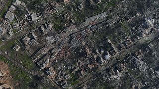 Épületek romjai az orosz erők által ostromlott kelet-ukrajnai Bahmutban 2023. április 26-án.