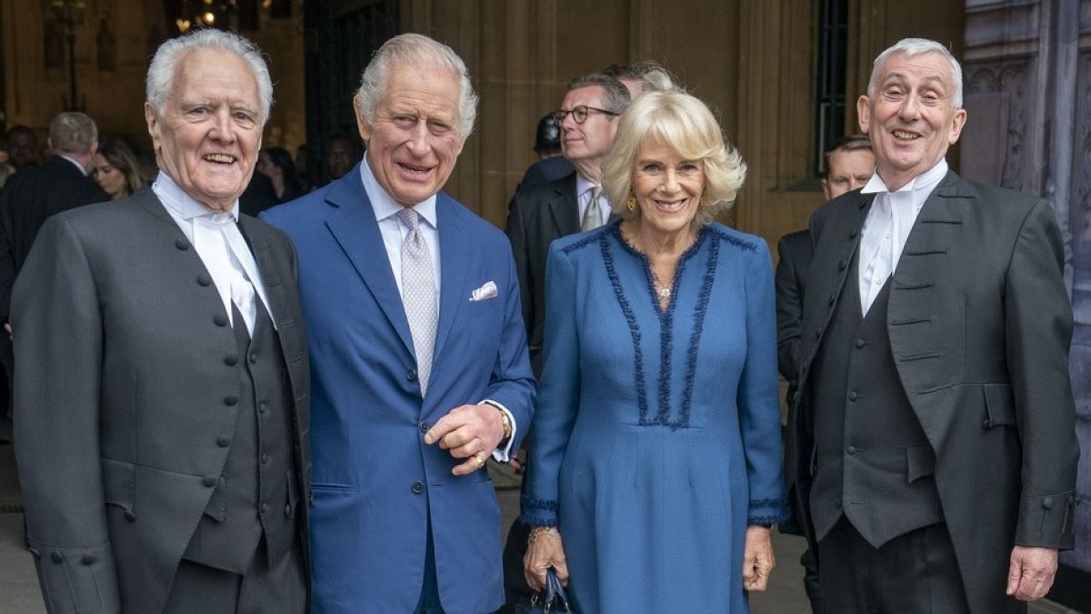 A királyi pár a brit parlament bejáratánál 2023. május 2-án 