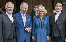 A királyi pár a brit parlament bejáratánál 2023. május 2-án 