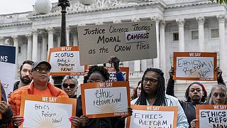 ناشطون يطالبون بإصلاح الأخلاقيات في المحكمة العليا الأمريكية، في مبنى الكابيتول بواشنطن،2 مايو 2023