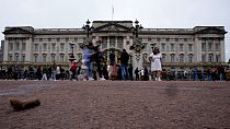 Ni el rey ni la reina consorte se encontraban en el palacio de Buckingham en el momento de la explosión. 