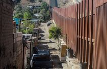 Az amerikai-mexikói határkerítés Tijuanában 2021. január 21-én, egy nappal Joe Biden amerikai elnök beiktatása után. Biden egyik első rendeletében leállíttatta a fal építését.