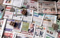 صحف معروضة في كشك لبيع الصحف على طول شارع قصر العيني في وسط العاصمة المصرية القاهرة. 2022/02/17