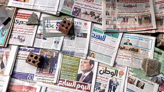 صحف معروضة في كشك لبيع الصحف على طول شارع قصر العيني في وسط العاصمة المصرية القاهرة. 2022/02/17