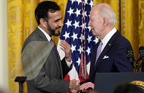 الرئيس جو بايدن يستمع إلى الإمام مخدوم ضياء قبل أن يتحدث خلال حفل عيد الفطر في البيت الأبيض في واشنطن