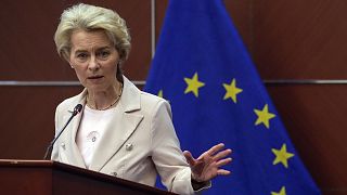 Die Präsidentin der Europäischen Kommission Ursula von der Leyen spricht während einer Pressekonferenz in der Delegation der EU in China, Peking, 6. April 2023.