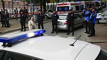 Ασθενοφόρα και αστυνομικές δυνάμεις έξω από σχολείο στο Βελογράδι μετά από πυροβολισμούς