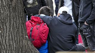 Zwei Schüler der Vladislaw-Ribnikar-Schule in Belgrad trösten sich gegenseitig nach dem Amoklauf dort