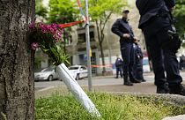 Flores em memória das vítimas de um atirador na Sérvia