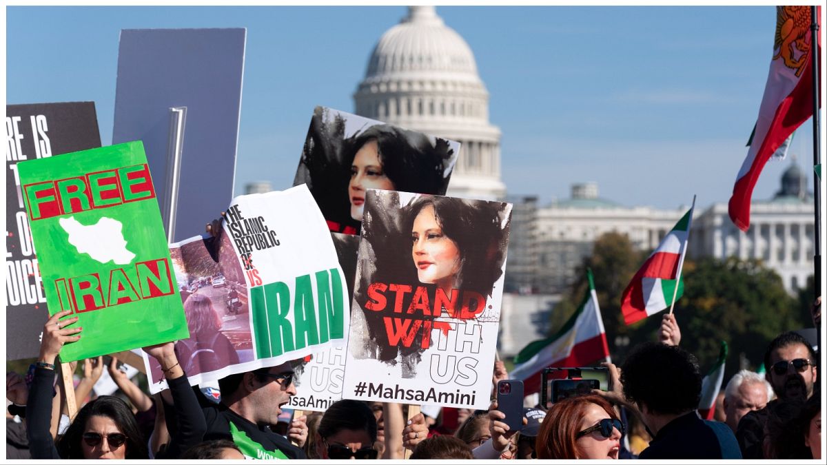 متظاهرون في ناشيونال مول بواشنطن للاحتجاج على النظام الإيراني في أكتوبر / تشرين الأول 2022 بعد وفاة مهسا أميني