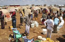 Archivo: Somalíes recién desplazados se reúnen junto a un punto de agua en un campamento en Baidoa, Somalia, sábado 25 de marzo de 2017.