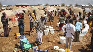 Archivo: Somalíes recién desplazados se reúnen junto a un punto de agua en un campamento en Baidoa, Somalia, sábado 25 de marzo de 2017.