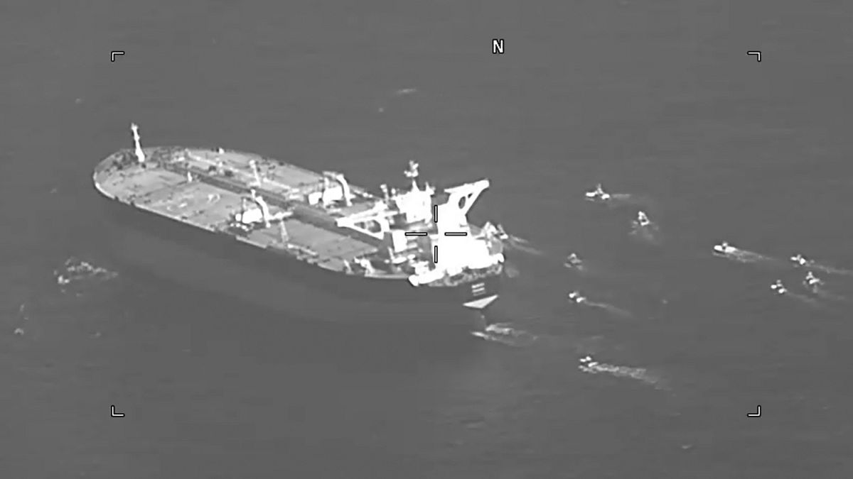 الصورة من مقطع فيديو نشرته البحرية الأمريكية لناقلة نفط ترفع علم بنما محاطة بسفن تابعة للحرس الثوري الإيراني في مضيق هرمز.