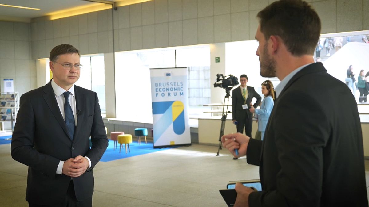 Der Exekutiv-Vizepräsident der Europäischen Kommission, Valdis Dombrovskis, im Gespräch mit Euronews
