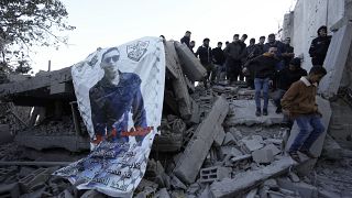 فلسطينيون يتفقدون أنقاض منزل الناشط الفلسطيني محمد صوف الذي دمرته القوات الإسرائيلية في الضفة الغربية المحتلة. 2023/05/03