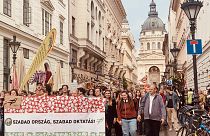 Az ún. "státusztörvény" ellen tüntetők a budapesti Zrínyi utcában, 2023. május 3-án