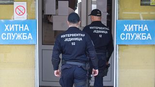Szerb rendőrök egy kórházban, ahová több sérültet is szállítottak