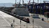 Γραμμή εμπορευματικής αμαξοστοιχίας στο λιμάνι του Πειραιά- εικόνα αρχείου