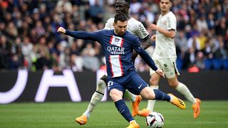 هاجم باريس سان جيرمان الأرجنتيني ليونيل ميسي يركل الكرة خلال مباراة ناديه أمام أف سي لوريان. 2023/04/30