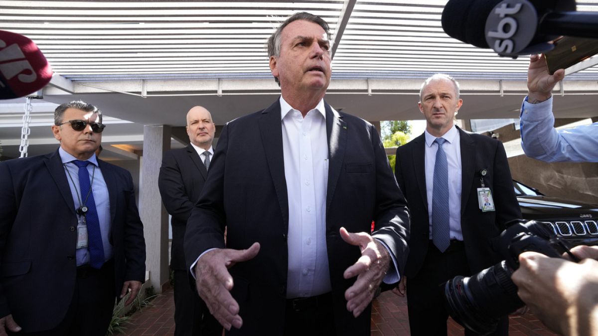 Eski Brezilya Devlet Başkanı Jair Bolsonaro evinin polis tarafından aranmasıyla ilgili gazetecilere açıklama yaptı