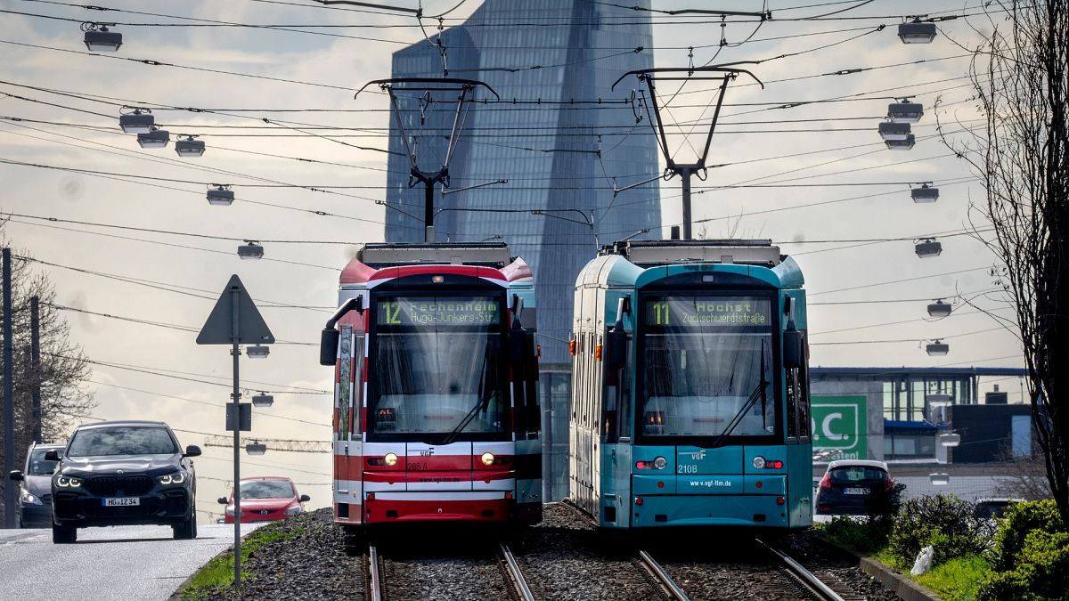 Des tramways sont photographiés près de la Banque centrale européenne à Francfort, en Allemagne.