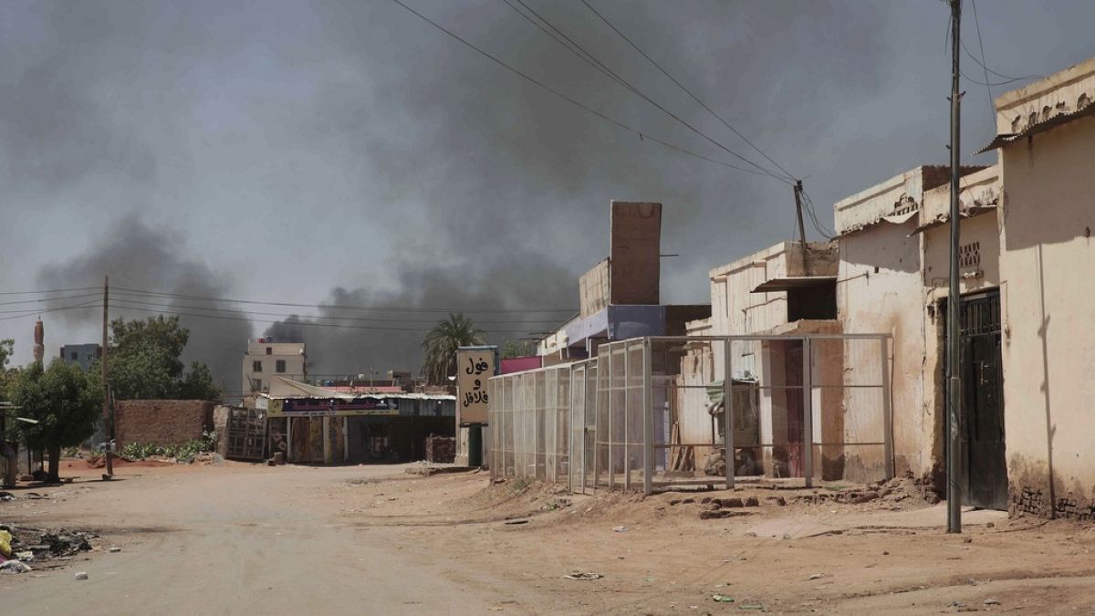 Несмотря на заявления о перемирии, бои между противоборствующими группировками в Хартуме и окрестностях продолжаются