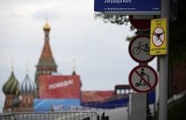 Табличка "Бесполетная зона" на фоне Кремля