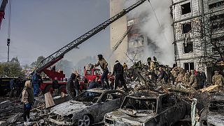 Tras un ataque ruso, los socorristas retiran los escombros de un edificio residencial en Uman, en el centro de Ucrania, el viernes 28 de abril de 2023