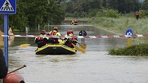 Bomberos utilizan lanchas neumáticas para cruzar una carretera inundada, cerca de Faenza, Italia, miércoles 3 de mayo de 2023