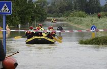 Пожарные в шлюпках на затопленной дороге недалеко от Фаэнцы, Италия