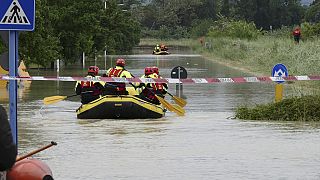 Пожарные в шлюпках на затопленной дороге недалеко от Фаэнцы, Италия
