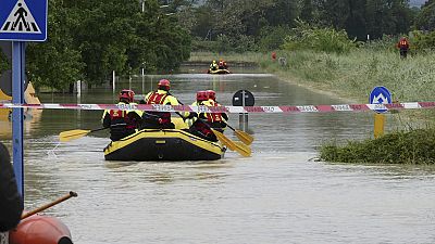 Bomberos utilizan lanchas neumáticas para cruzar una carretera inundada, cerca de Faenza, Italia, miércoles 3 de mayo de 2023