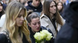 الناس يقدمون الزهور تكريما لضحايا حادث إطلاق نار أمام مدرسة فلاديمير ريبنيكار في بلغراد. 2023/05/04