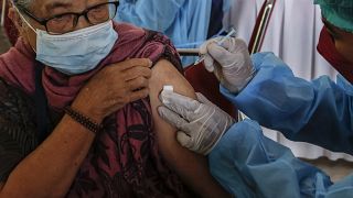 Endonezya'da Covid-19 aşısı olan bir kişi (arşiv)