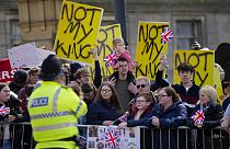 Republicanos sostienen pancartas amarillas durante una protesta en el Reino Unido.