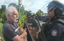 Demonstrant und Polizist