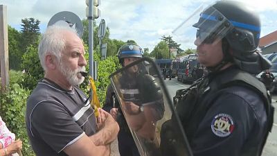 Demonstrant und Polizist
