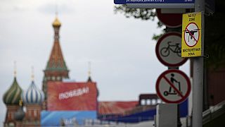 Una señal de "zona de exclusión aérea" se ve en la vacía Plaza Roja cerrada para la preparación del Desfile de la Victoria, junto al Kremlin de Moscú, en Moscú, Rusia.