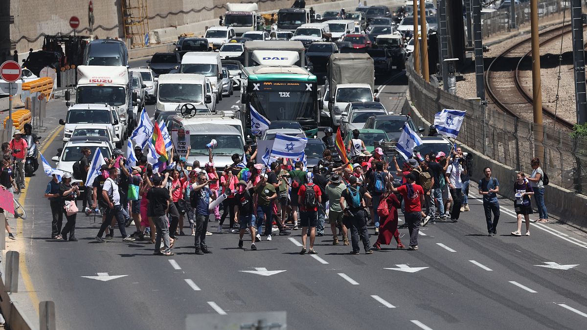 عشرات المتظاهرين يقطعون الطرق الرئيسية 