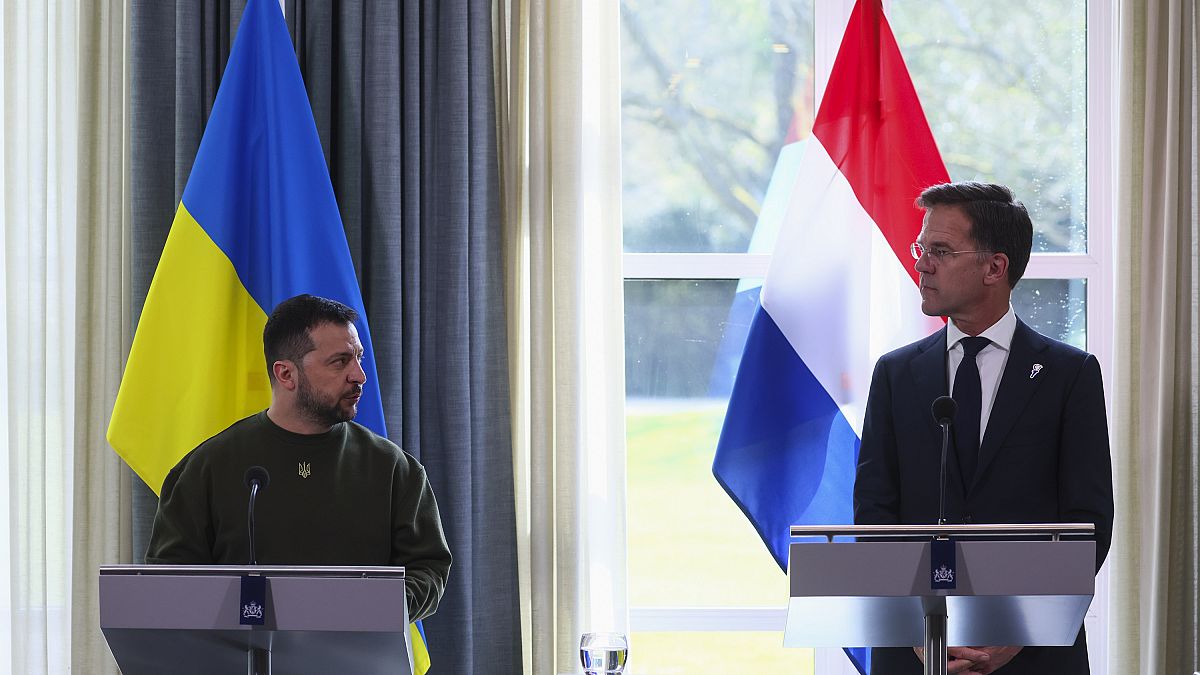 الرئيس الأوكراني زيلينسكي ورئيس الوزراء الهولندي روته في لاهاي 