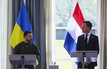 الرئيس الأوكراني زيلينسكي ورئيس الوزراء الهولندي روته في لاهاي